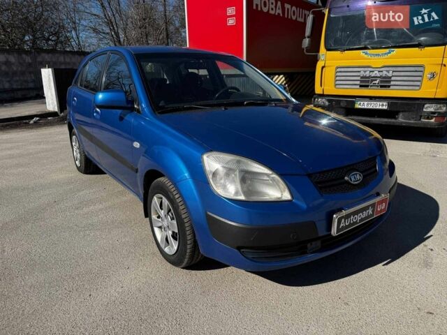 Синий Киа Рио, объемом двигателя 1.4 л и пробегом 343 тыс. км за 3490 $, фото 2 на Automoto.ua