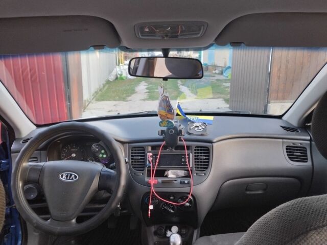 Синий Киа Рио, объемом двигателя 1.4 л и пробегом 190 тыс. км за 3200 $, фото 4 на Automoto.ua