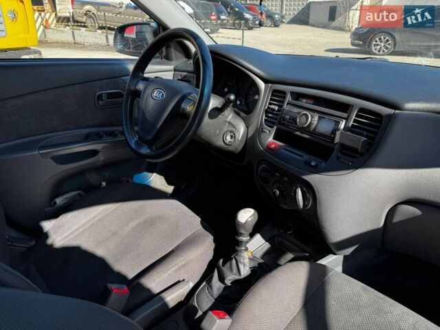 Синий Киа Рио, объемом двигателя 1.4 л и пробегом 343 тыс. км за 3490 $, фото 26 на Automoto.ua