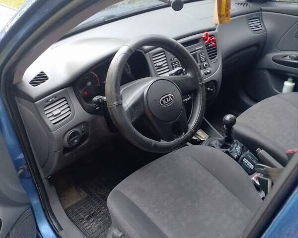Синій Кіа Ріо, об'ємом двигуна 1.4 л та пробігом 130 тис. км за 5000 $, фото 1 на Automoto.ua