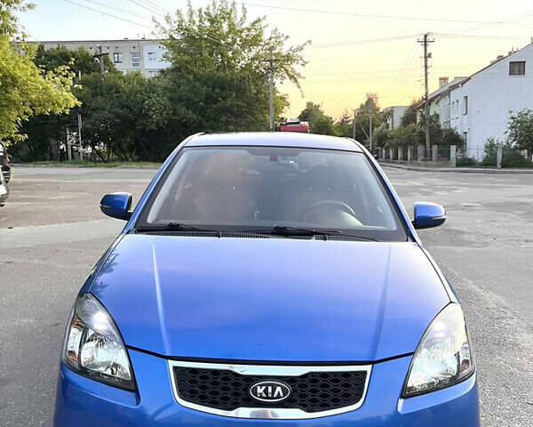 Синий Киа Рио, объемом двигателя 1.5 л и пробегом 275 тыс. км за 5500 $, фото 1 на Automoto.ua
