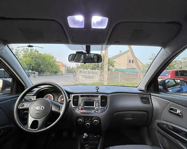Синий Киа Рио, объемом двигателя 1.5 л и пробегом 275 тыс. км за 5500 $, фото 13 на Automoto.ua
