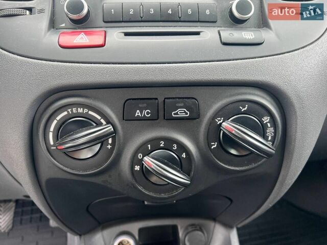 Синій Кіа Ріо, об'ємом двигуна 1.4 л та пробігом 190 тис. км за 5490 $, фото 27 на Automoto.ua