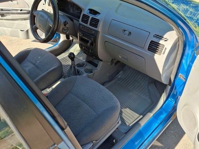 Синий Киа Рио, объемом двигателя 1.5 л и пробегом 314 тыс. км за 2500 $, фото 11 на Automoto.ua