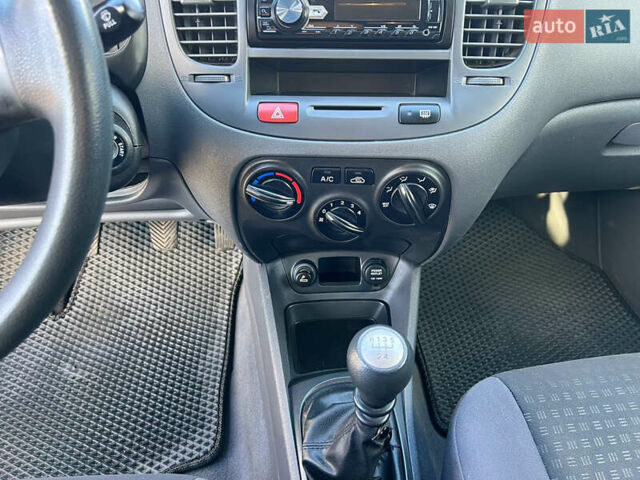 Синій Кіа Ріо, об'ємом двигуна 1.4 л та пробігом 121 тис. км за 5600 $, фото 26 на Automoto.ua