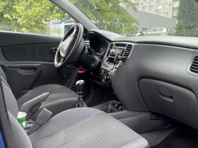 Синий Киа Рио, объемом двигателя 1.4 л и пробегом 495 тыс. км за 3000 $, фото 12 на Automoto.ua