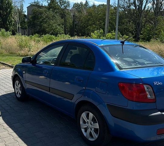 Синий Киа Рио, объемом двигателя 1.4 л и пробегом 172 тыс. км за 4200 $, фото 3 на Automoto.ua