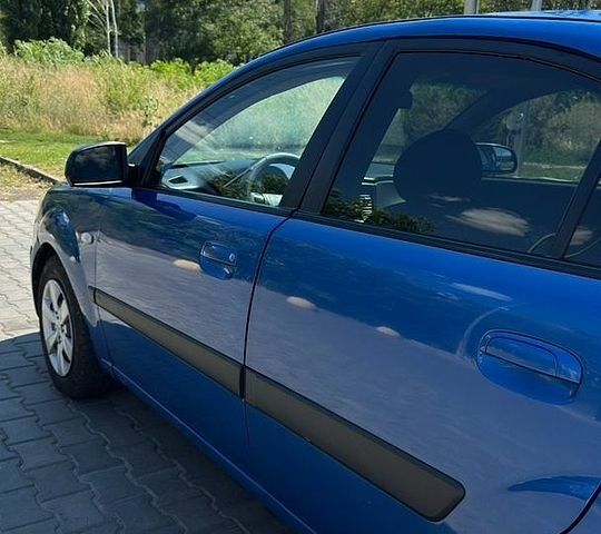 Синий Киа Рио, объемом двигателя 1.4 л и пробегом 172 тыс. км за 4200 $, фото 2 на Automoto.ua