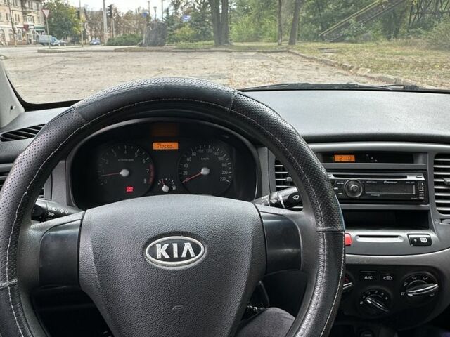Синий Киа Рио, объемом двигателя 1.4 л и пробегом 172 тыс. км за 4318 $, фото 7 на Automoto.ua