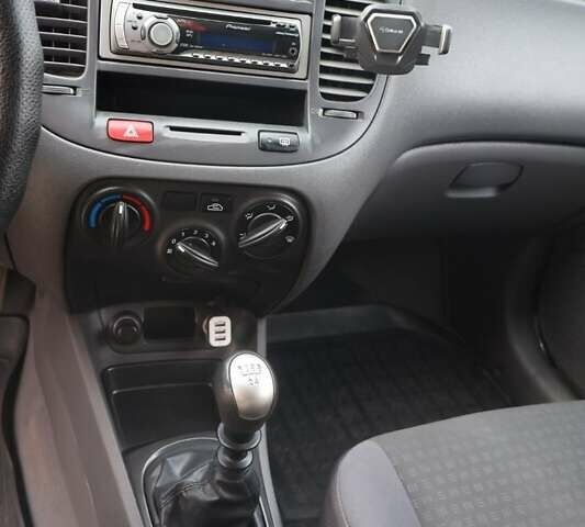 Синий Киа Рио, объемом двигателя 1.4 л и пробегом 171 тыс. км за 3500 $, фото 7 на Automoto.ua