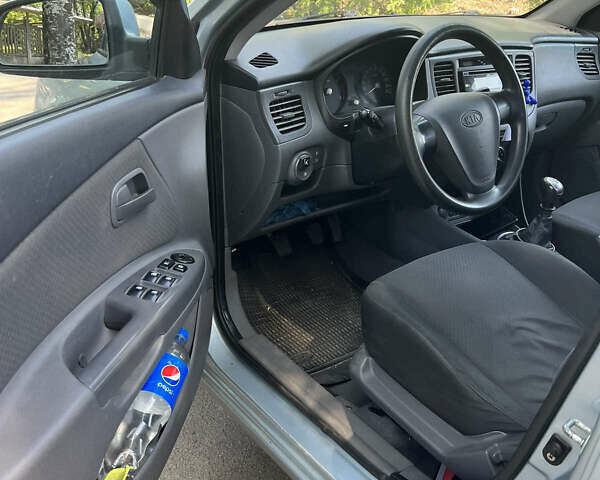 Синій Кіа Ріо, об'ємом двигуна 1.4 л та пробігом 200 тис. км за 4700 $, фото 3 на Automoto.ua