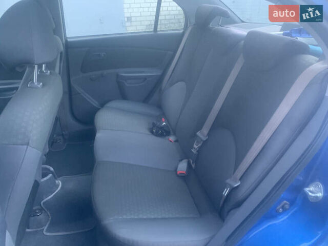 Синий Киа Рио, объемом двигателя 1.4 л и пробегом 170 тыс. км за 3750 $, фото 4 на Automoto.ua