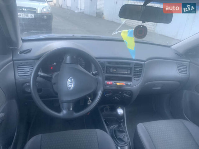 Синий Киа Рио, объемом двигателя 1.4 л и пробегом 170 тыс. км за 3750 $, фото 5 на Automoto.ua