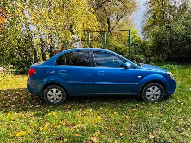 Синий Киа Рио, объемом двигателя 1.4 л и пробегом 300 тыс. км за 4700 $, фото 1 на Automoto.ua