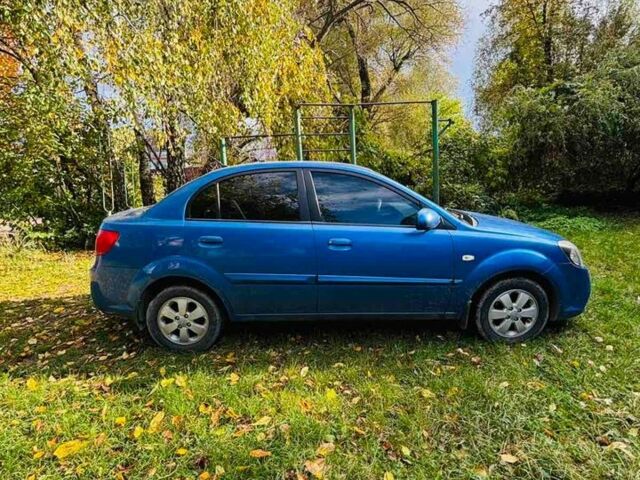Синий Киа Рио, объемом двигателя 1.4 л и пробегом 300 тыс. км за 4700 $, фото 1 на Automoto.ua