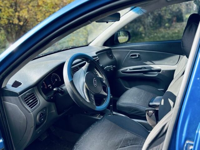 Синий Киа Рио, объемом двигателя 1.4 л и пробегом 250 тыс. км за 5200 $, фото 6 на Automoto.ua