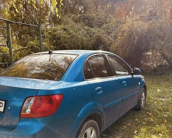 Синий Киа Рио, объемом двигателя 1.4 л и пробегом 250 тыс. км за 5200 $, фото 3 на Automoto.ua