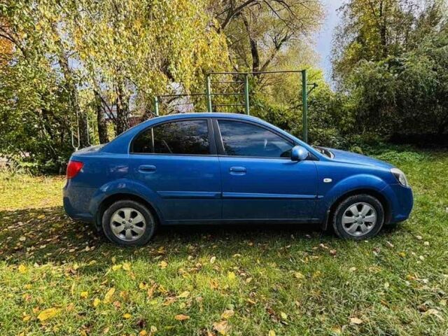 Синий Киа Рио, объемом двигателя 1.4 л и пробегом 300 тыс. км за 4700 $, фото 2 на Automoto.ua