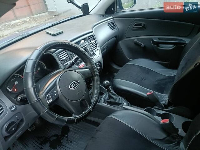 Синий Киа Рио, объемом двигателя 1.4 л и пробегом 215 тыс. км за 3390 $, фото 8 на Automoto.ua