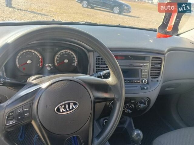 Синій Кіа Ріо, об'ємом двигуна 1.4 л та пробігом 211 тис. км за 3700 $, фото 6 на Automoto.ua