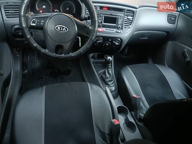 Синий Киа Рио, объемом двигателя 1.4 л и пробегом 215 тыс. км за 3390 $, фото 6 на Automoto.ua