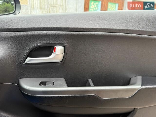 Синій Кіа Ріо, об'ємом двигуна 1.4 л та пробігом 138 тис. км за 6950 $, фото 24 на Automoto.ua