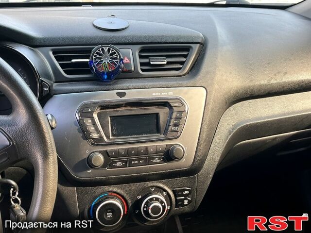 Синий Киа Рио, объемом двигателя 1.4 л и пробегом 13800 тыс. км за 8000 $, фото 2 на Automoto.ua