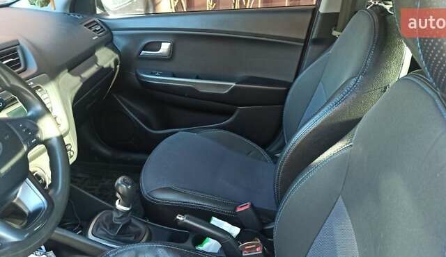 Синій Кіа Ріо, об'ємом двигуна 1.4 л та пробігом 175 тис. км за 7600 $, фото 4 на Automoto.ua