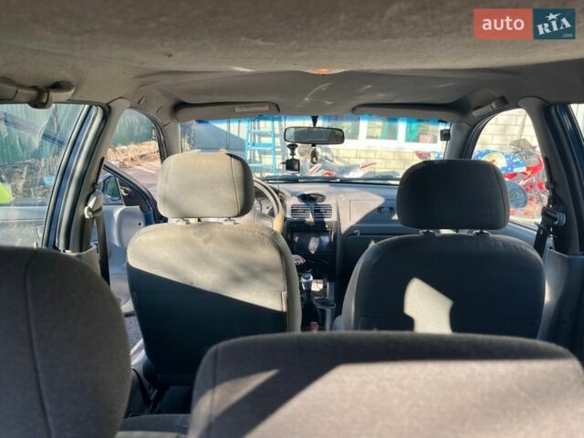 Синій Кіа Ріо, об'ємом двигуна 1.4 л та пробігом 192 тис. км за 2700 $, фото 3 на Automoto.ua