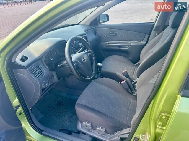 Зелений Кіа Ріо, об'ємом двигуна 1.4 л та пробігом 286 тис. км за 3200 $, фото 8 на Automoto.ua