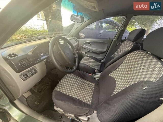 Зелений Кіа Ріо, об'ємом двигуна 1.5 л та пробігом 100 тис. км за 1999 $, фото 6 на Automoto.ua