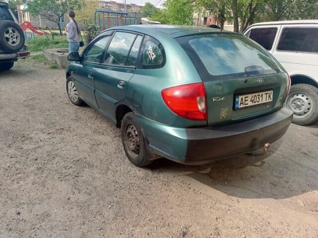 Зеленый Киа Рио, объемом двигателя 1.3 л и пробегом 200 тыс. км за 750 $, фото 1 на Automoto.ua