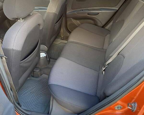 Оранжевый Киа Рио, объемом двигателя 1.4 л и пробегом 322 тыс. км за 4100 $, фото 4 на Automoto.ua