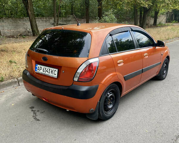 Оранжевый Киа Рио, объемом двигателя 1.4 л и пробегом 251 тыс. км за 4650 $, фото 2 на Automoto.ua