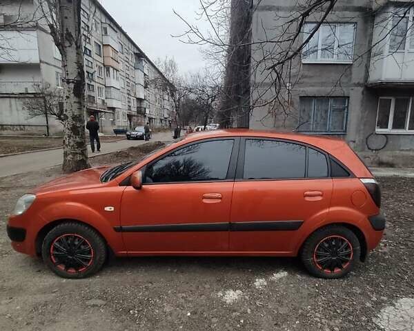 Оранжевый Киа Рио, объемом двигателя 1.4 л и пробегом 181 тыс. км за 5100 $, фото 2 на Automoto.ua