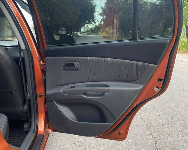 Помаранчевий Кіа Ріо, об'ємом двигуна 1.4 л та пробігом 257 тис. км за 4500 $, фото 8 на Automoto.ua