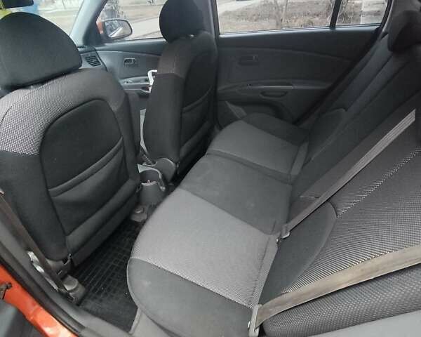 Оранжевый Киа Рио, объемом двигателя 1.4 л и пробегом 181 тыс. км за 5100 $, фото 5 на Automoto.ua