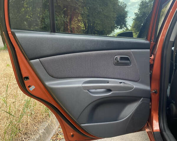 Помаранчевий Кіа Ріо, об'ємом двигуна 1.4 л та пробігом 257 тис. км за 4500 $, фото 11 на Automoto.ua