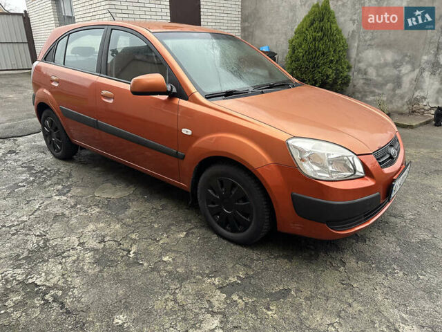 Оранжевый Киа Рио, объемом двигателя 1.4 л и пробегом 150 тыс. км за 4200 $, фото 2 на Automoto.ua