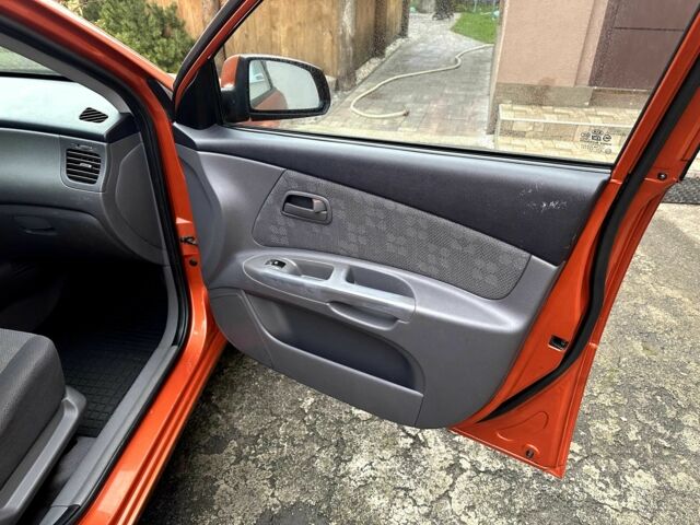 Оранжевый Киа Рио, объемом двигателя 1.4 л и пробегом 150 тыс. км за 4200 $, фото 12 на Automoto.ua