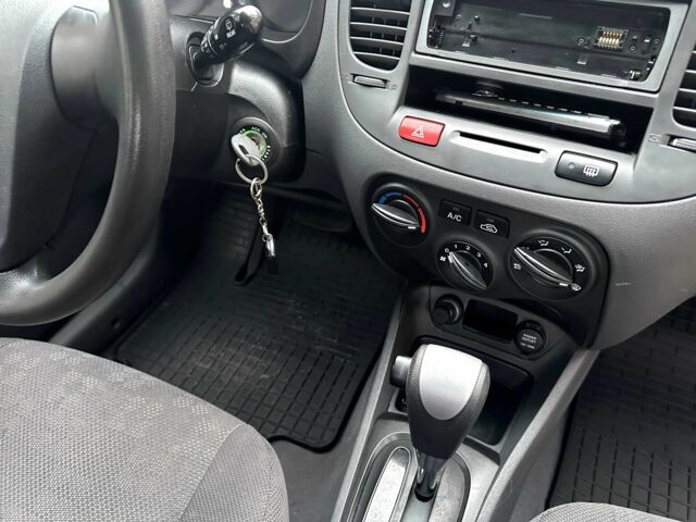 Оранжевый Киа Рио, объемом двигателя 1.4 л и пробегом 150 тыс. км за 4200 $, фото 14 на Automoto.ua