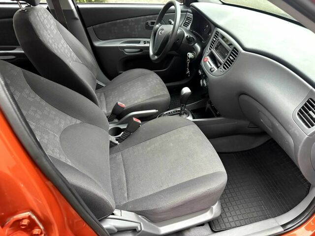 Оранжевый Киа Рио, объемом двигателя 1.4 л и пробегом 150 тыс. км за 4200 $, фото 13 на Automoto.ua