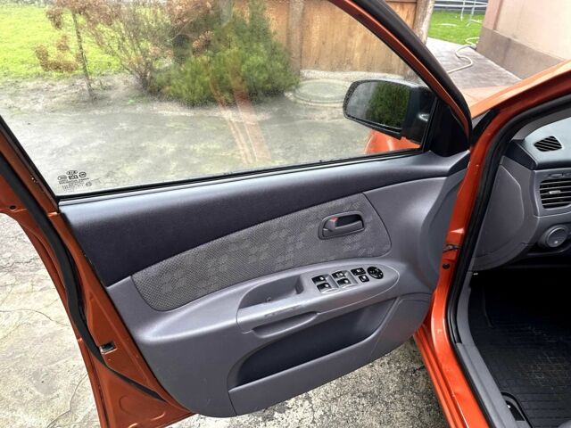 Оранжевый Киа Рио, объемом двигателя 1.4 л и пробегом 150 тыс. км за 4200 $, фото 8 на Automoto.ua