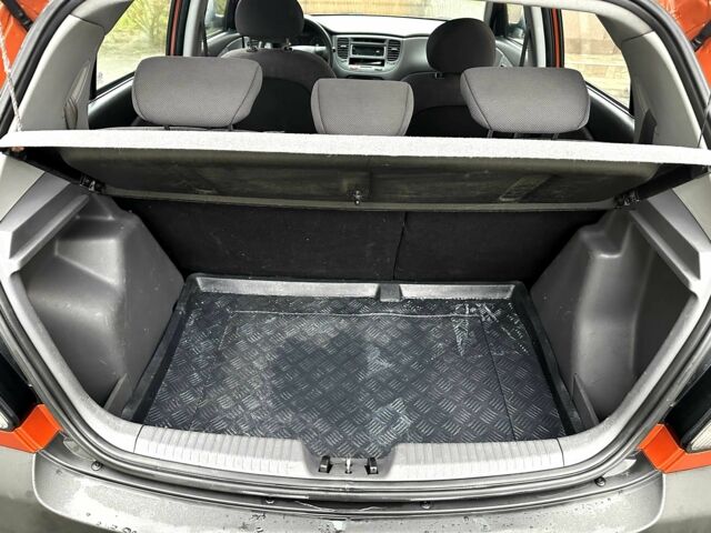 Оранжевый Киа Рио, объемом двигателя 1.4 л и пробегом 150 тыс. км за 4200 $, фото 11 на Automoto.ua