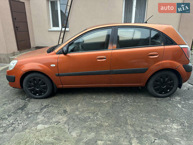 Оранжевый Киа Рио, объемом двигателя 1.4 л и пробегом 150 тыс. км за 4200 $, фото 7 на Automoto.ua