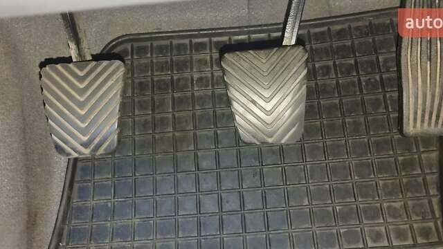 Помаранчевий Кіа Ріо, об'ємом двигуна 1.4 л та пробігом 164 тис. км за 5600 $, фото 12 на Automoto.ua