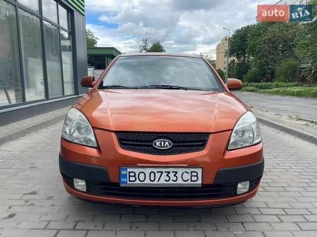 Оранжевый Киа Рио, объемом двигателя 1.4 л и пробегом 233 тыс. км за 3650 $, фото 2 на Automoto.ua