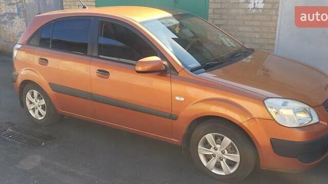 Помаранчевий Кіа Ріо, об'ємом двигуна 1.4 л та пробігом 164 тис. км за 5600 $, фото 3 на Automoto.ua