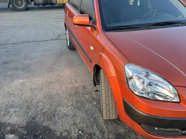 Помаранчевий Кіа Ріо, об'ємом двигуна 1.4 л та пробігом 277 тис. км за 4100 $, фото 2 на Automoto.ua
