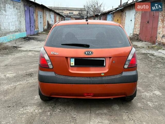 Помаранчевий Кіа Ріо, об'ємом двигуна 1.4 л та пробігом 168 тис. км за 3250 $, фото 4 на Automoto.ua